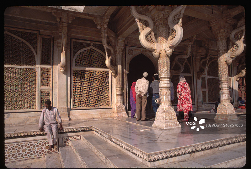 谢赫·萨利姆·奇شتی陵墓的游客图片素材