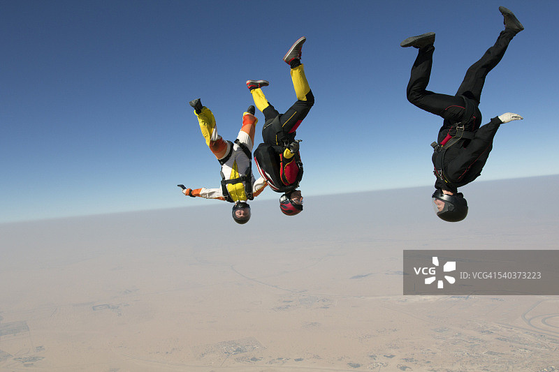 自由跳伞队协同飞行下降图片素材