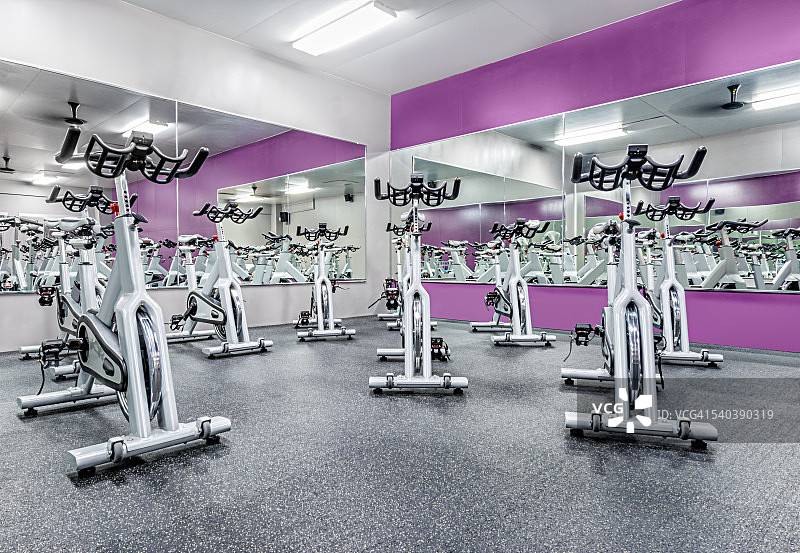 健身房里的固定式健身自行车图片素材