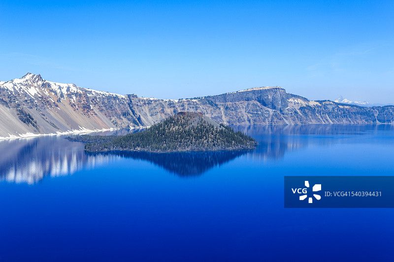 漂浮在蓝色中图片素材