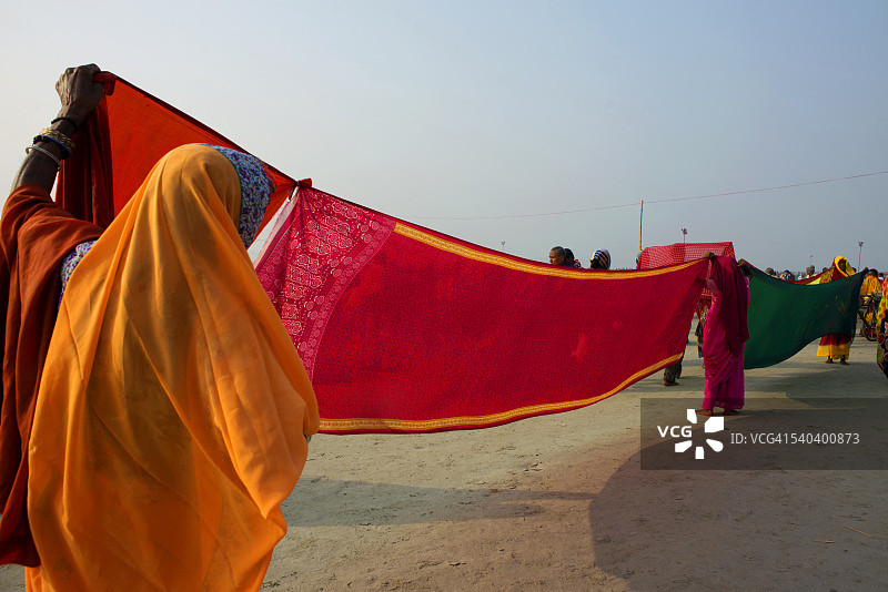 恒河沙加尔集市上晾晒纱丽图片素材