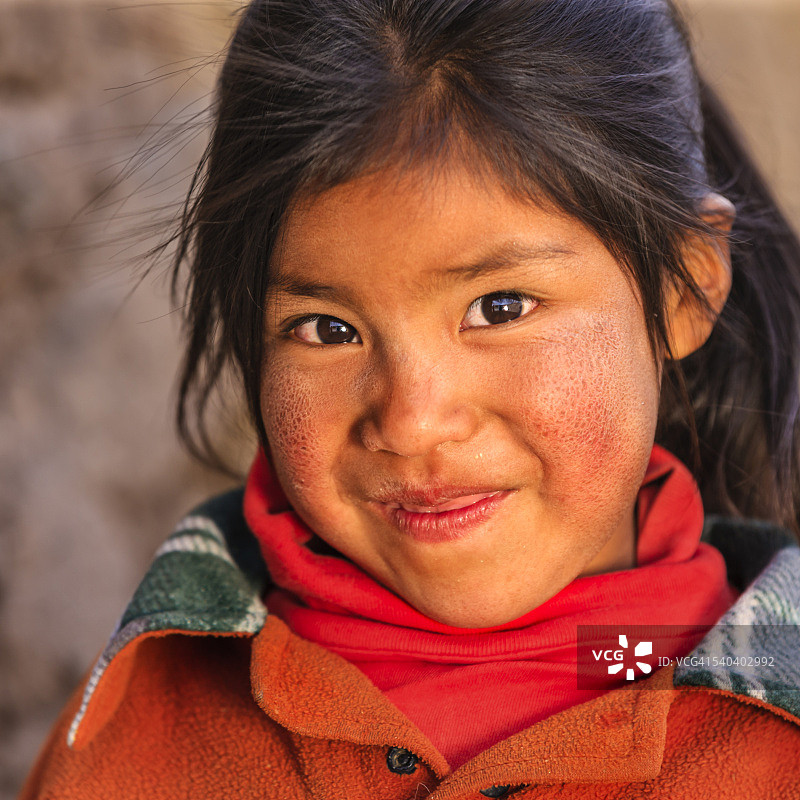 秘鲁阿雷基帕科尔卡峡谷附近的小女孩图片素材