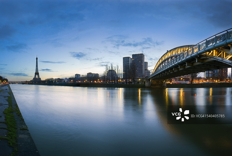 巴黎埃菲尔铁塔和鲁埃尔桥图片素材