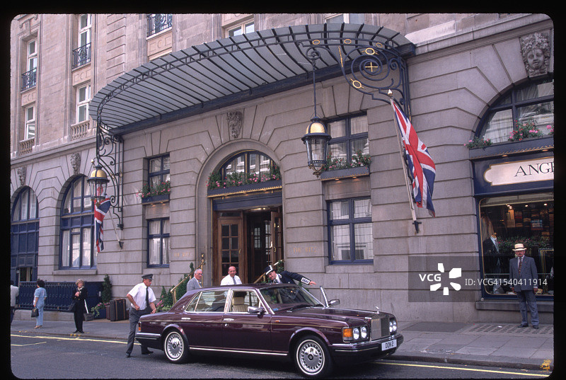 伦敦丽兹酒店外的劳斯莱斯汽车图片素材