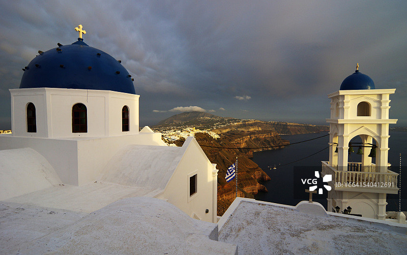 圣托里尼岛日落时分的蓝色圆顶图片素材