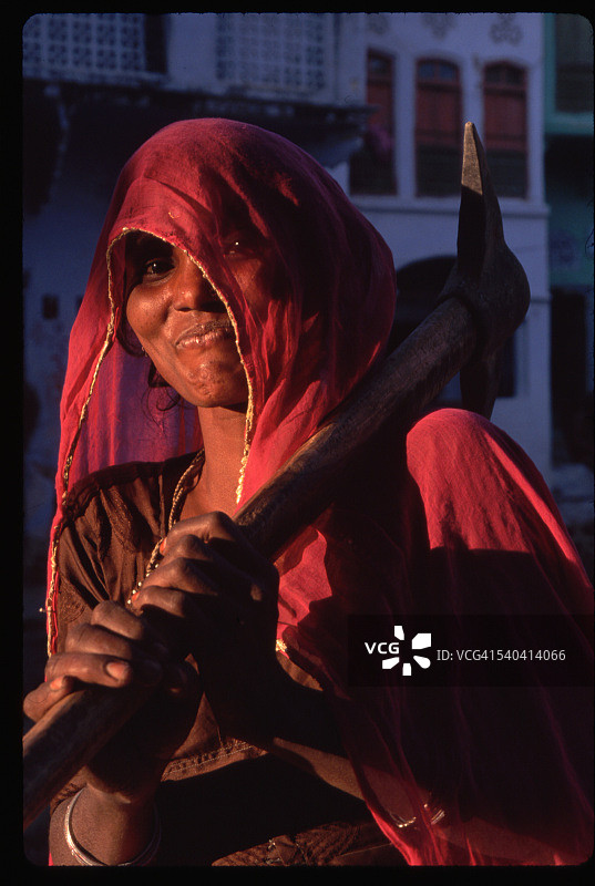 拉贾斯坦邦妇女手持鹤嘴锄图片素材