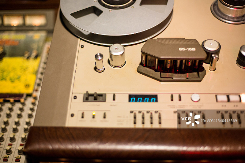 录音棚中的录音设备图片素材