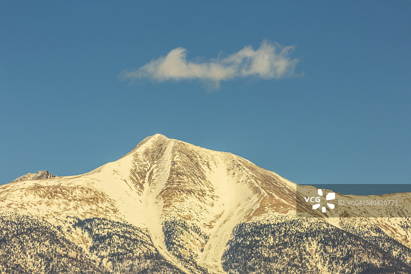 被流云环绕的雪山顶峰图片素材