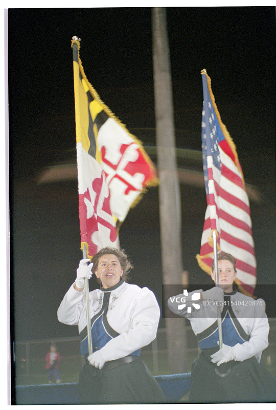 足球比赛中的旗手图片素材