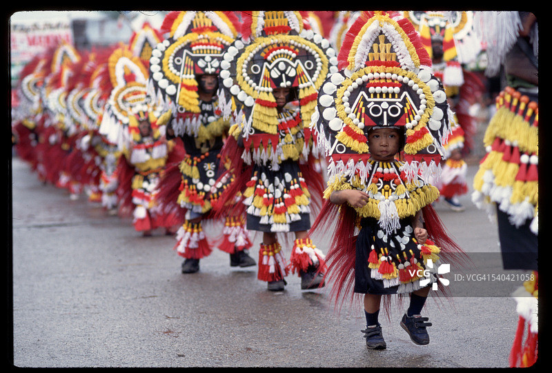 穿着节日服装的儿童图片素材