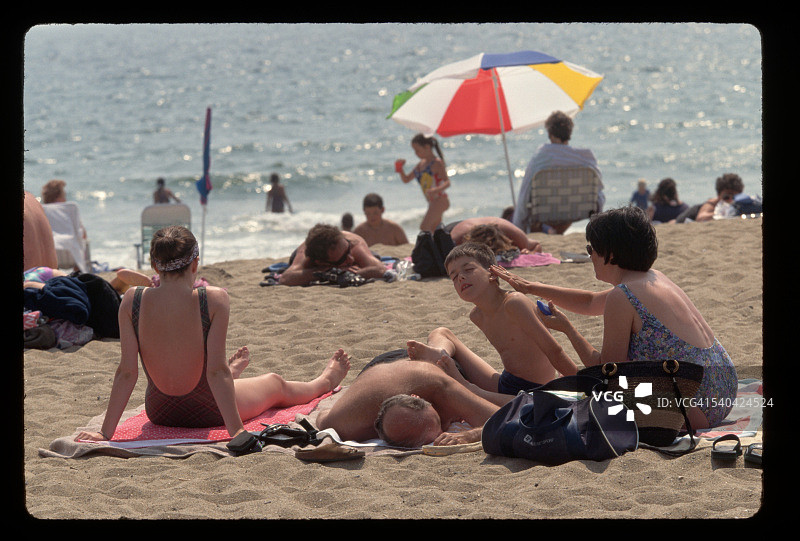 缅因州海滩上的一家人图片素材