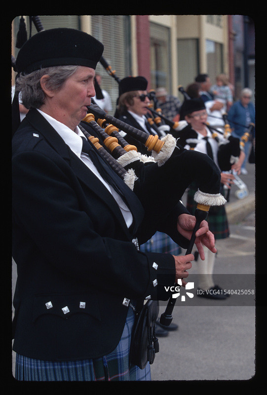 在伊斯波特鲑鱼节上的风笛手图片素材