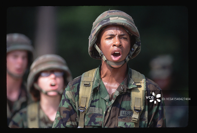 列队呼喊的士兵图片素材