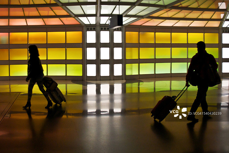 在机场查看另一位旅客图片素材