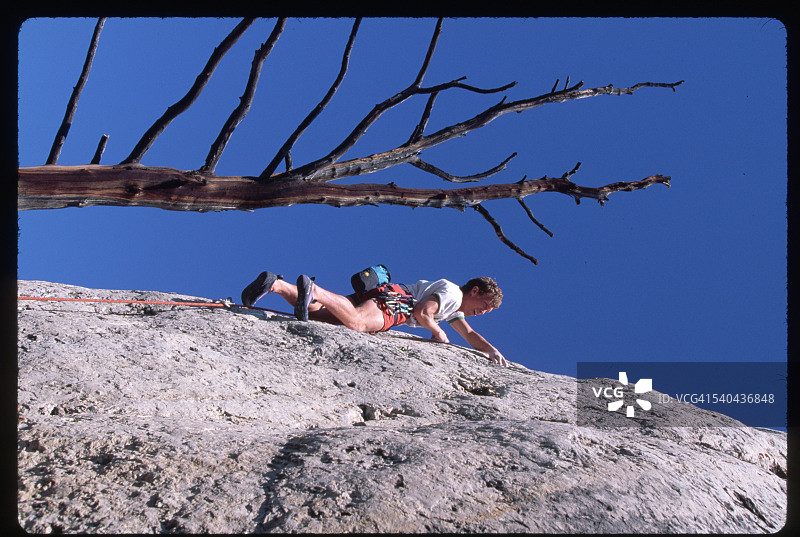 攀岩者攀登怀俄明州野鸢尾图片素材