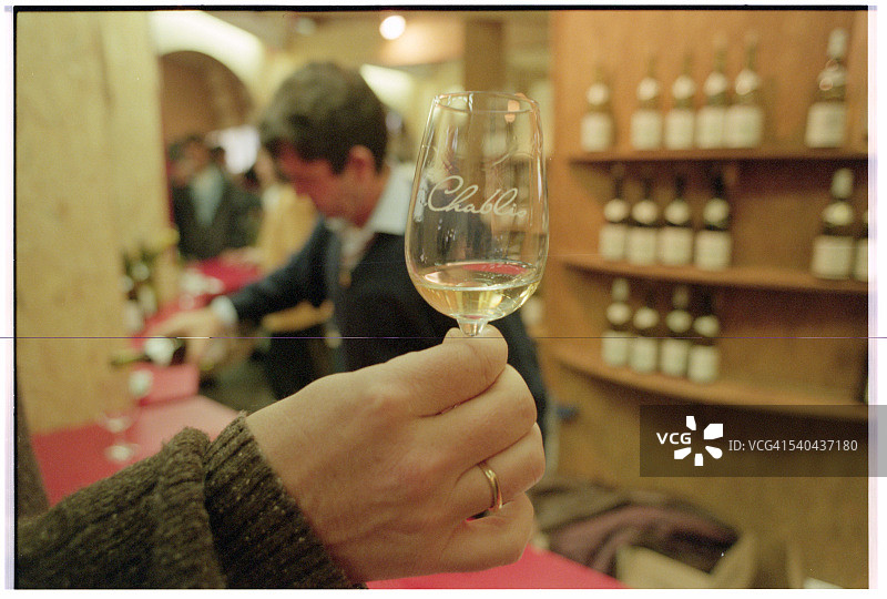 品尝夏布利葡萄酒图片素材