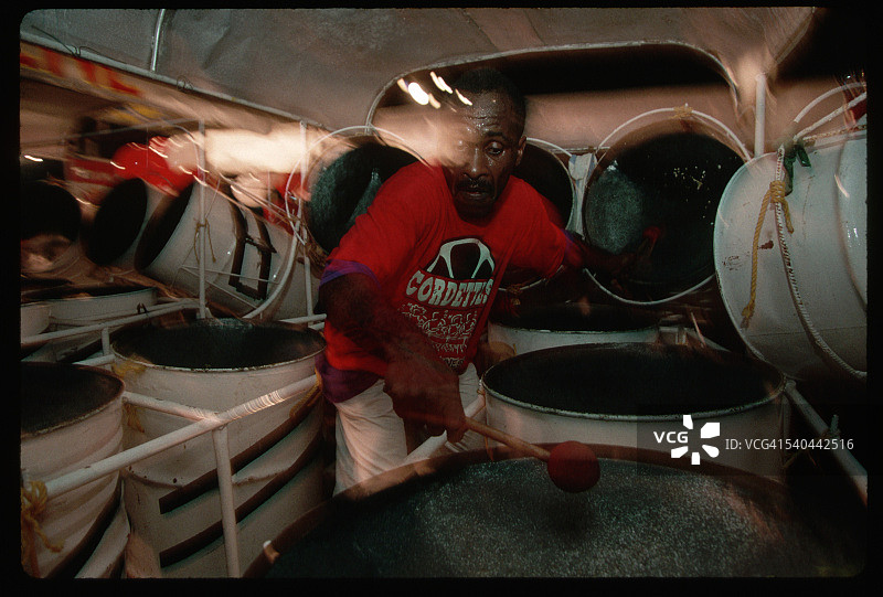 男人在比赛中演奏钢鼓图片素材