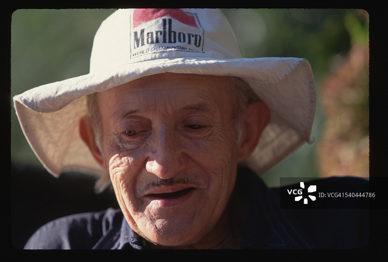 戴着万宝路帽子的男人图片素材