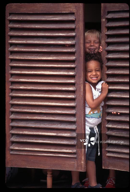 偷看旋转门的小男孩们图片素材