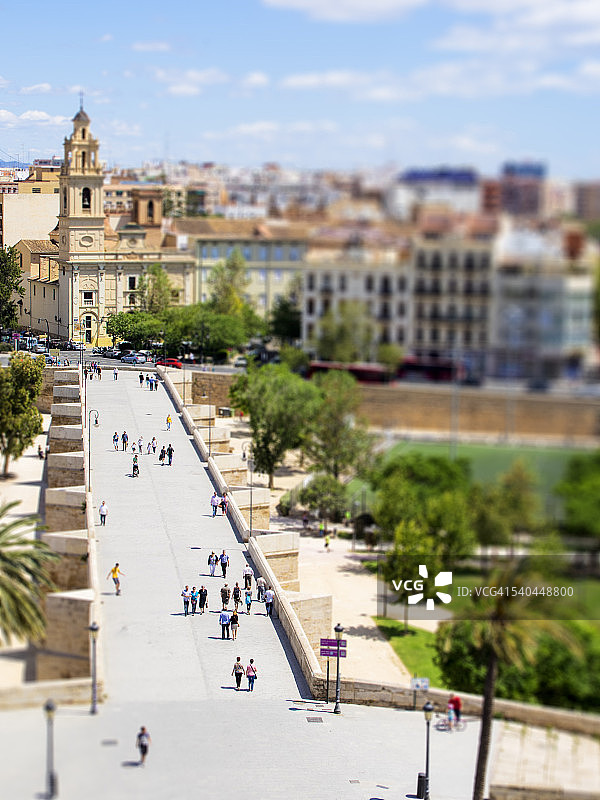移轴摄影：西班牙瓦伦西亚步行街上的人们平静地走向阳光图片素材