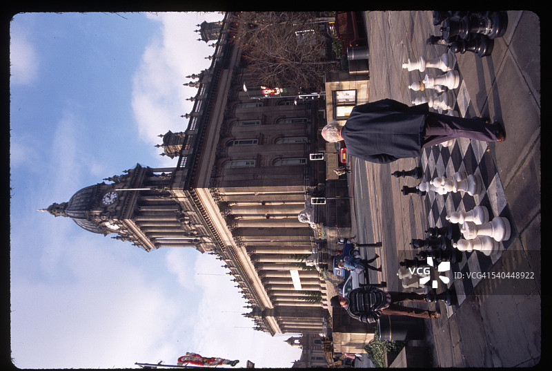 英国利兹市政厅的露天国际象棋图片素材