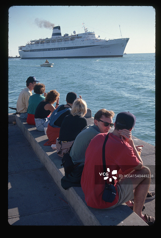 在码头上等待日落庆典的游客图片素材