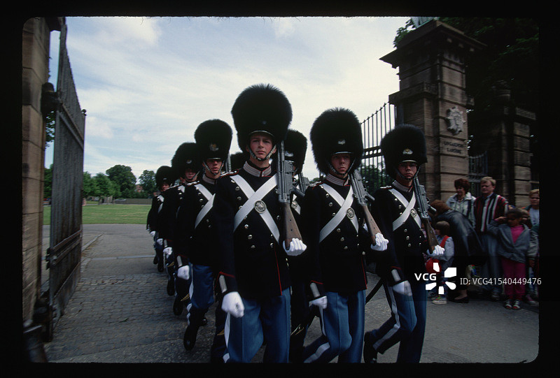 丹麦宫殿行进中的女王卫队图片素材
