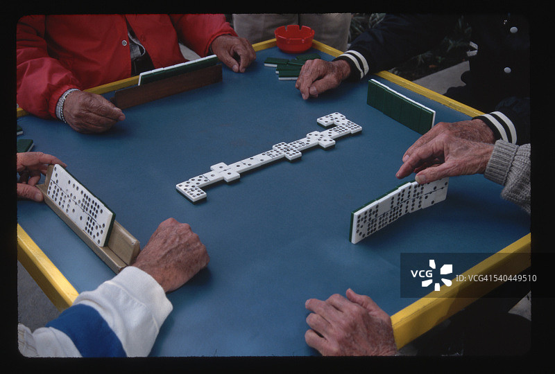 老年男人玩多米诺骨牌图片素材