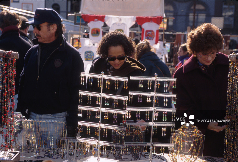 PS 44跳蚤市场上的耳环图片素材