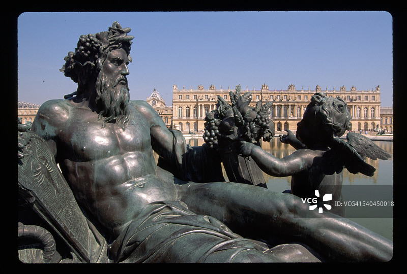 凡尔赛宫花园喷泉边的青铜雕塑图片素材