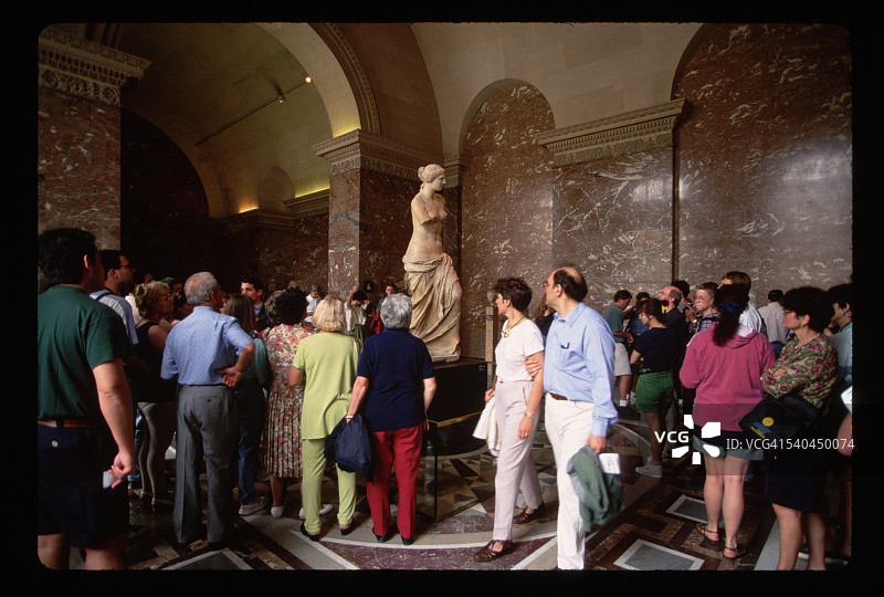 游客围绕着米洛的维纳斯图片素材