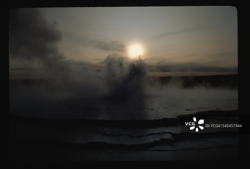 大喷泉间歇泉的日落图片素材