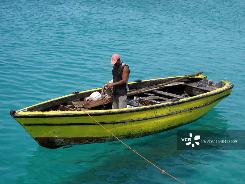 黄色小船上的渔夫图片素材