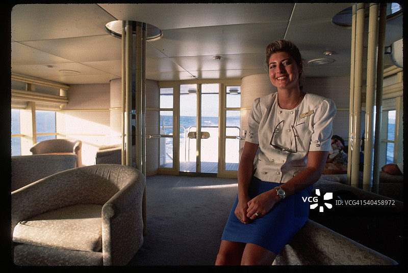 豪华游艇上的女空乘图片素材