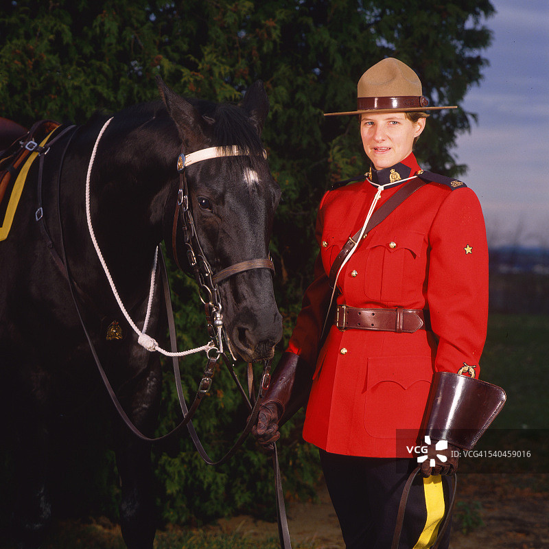 加拿大女骑警和黑马图片素材