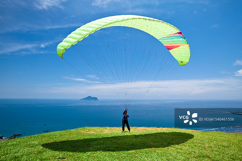 美丽云景下的滑翔伞运动图片素材