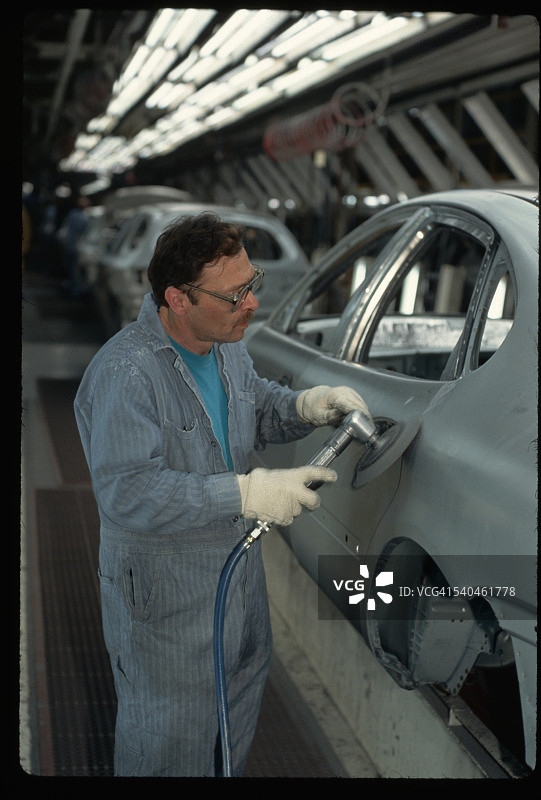 工厂工人打磨汽车图片素材