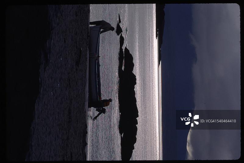 爱尔兰肯梅尔河岸边的渔民图片素材