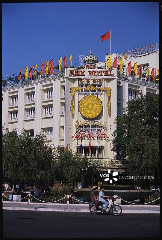 雷克斯酒店前的轻便摩托车图片素材