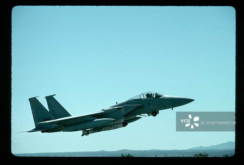 飞行中的F-15战斗机图片素材
