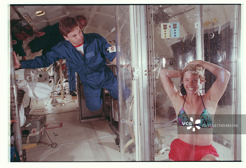 失重空间淋浴测试图片素材