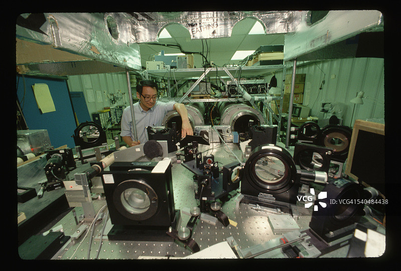 配备光学设备的天文学家图片素材