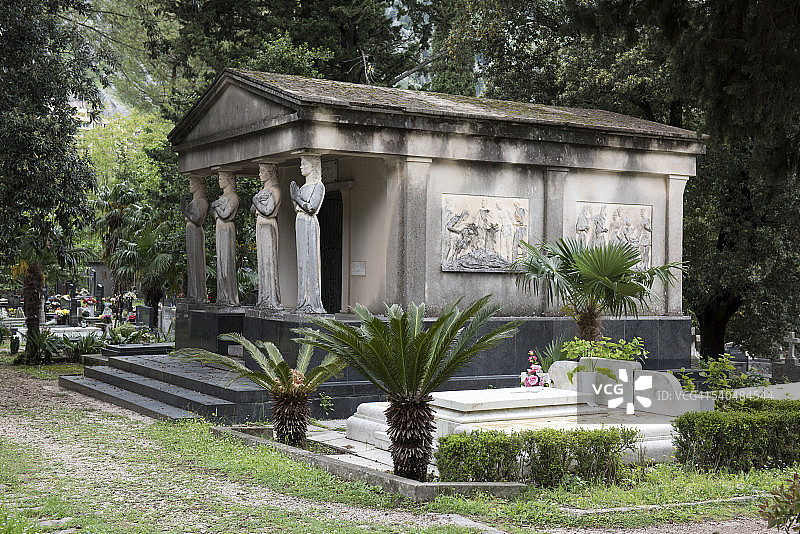 黑山斯卡利亚里旧科托尔墓地的四胞胎女像柱雕塑图片素材