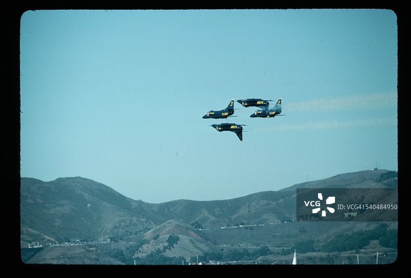 蓝色天使飞行队在舰队周期间编队飞行图片素材