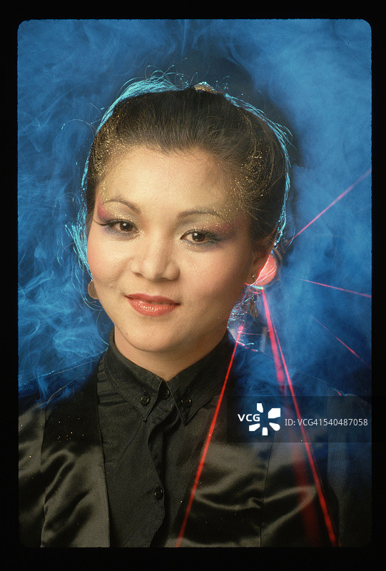 佩戴全息影像的模型图片素材