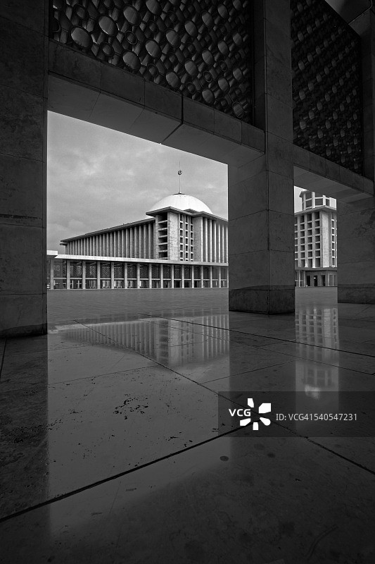 黑白伊斯蒂克拉尔清真寺的倒影图片素材