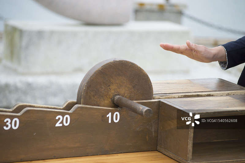 抛掷木制数字转盘图片素材