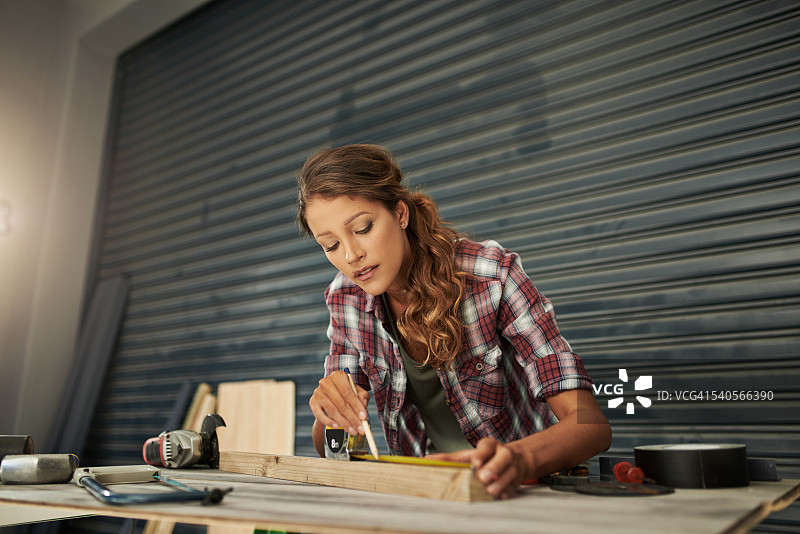 进行最新的木工项目图片素材