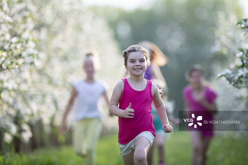 在户外玩捉人游戏图片素材