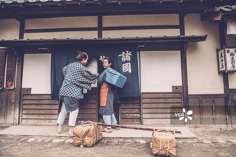 江户时代京都的日本农民和他的儿子图片素材